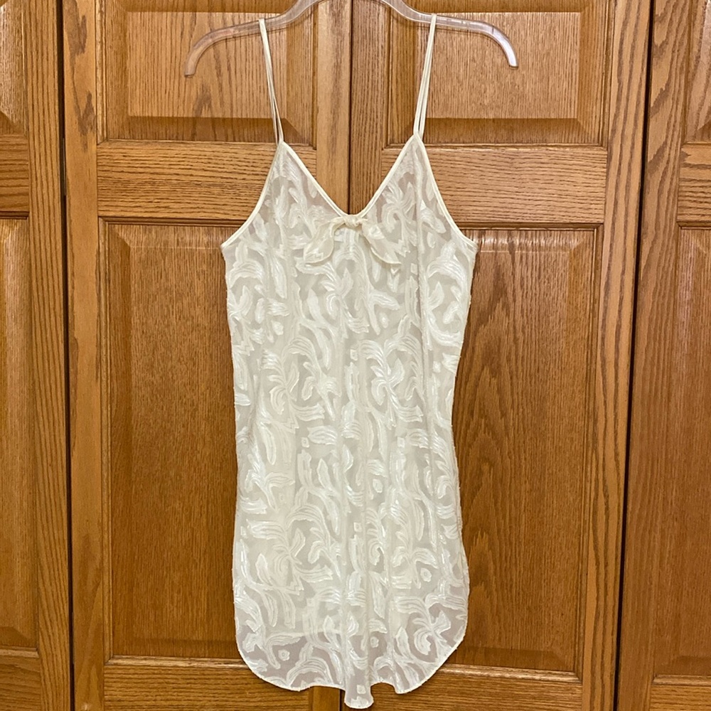Cinema Etoile Ivory Damask Sheer Nightgown M Lingerie V-Neck NWOT